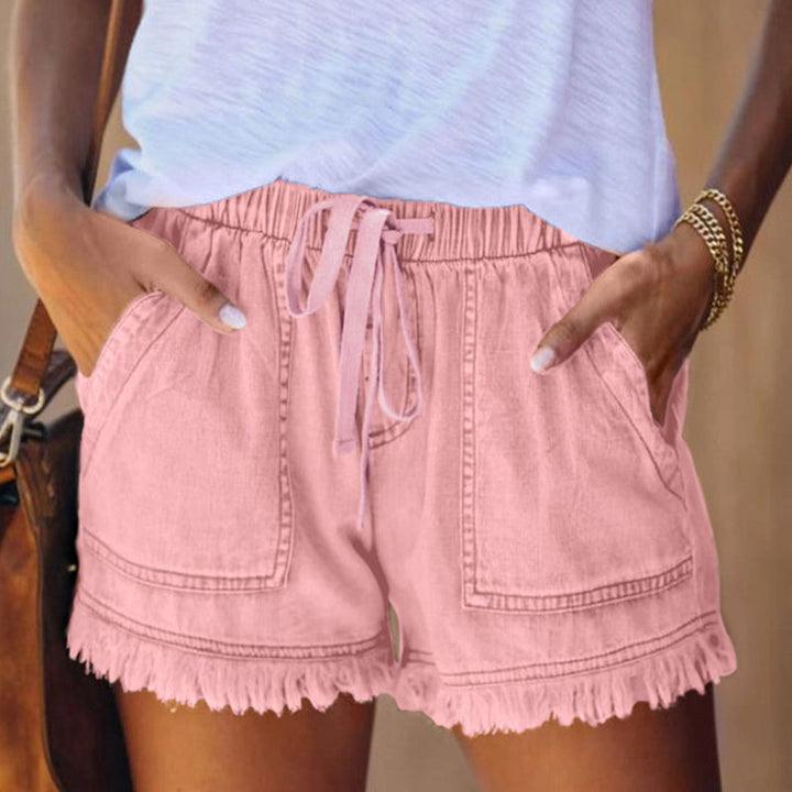 Herr denimshorts med elastisk hög midja, dragsko och klassiska fickor. Passar för både avslappnade och aktiva dagar.