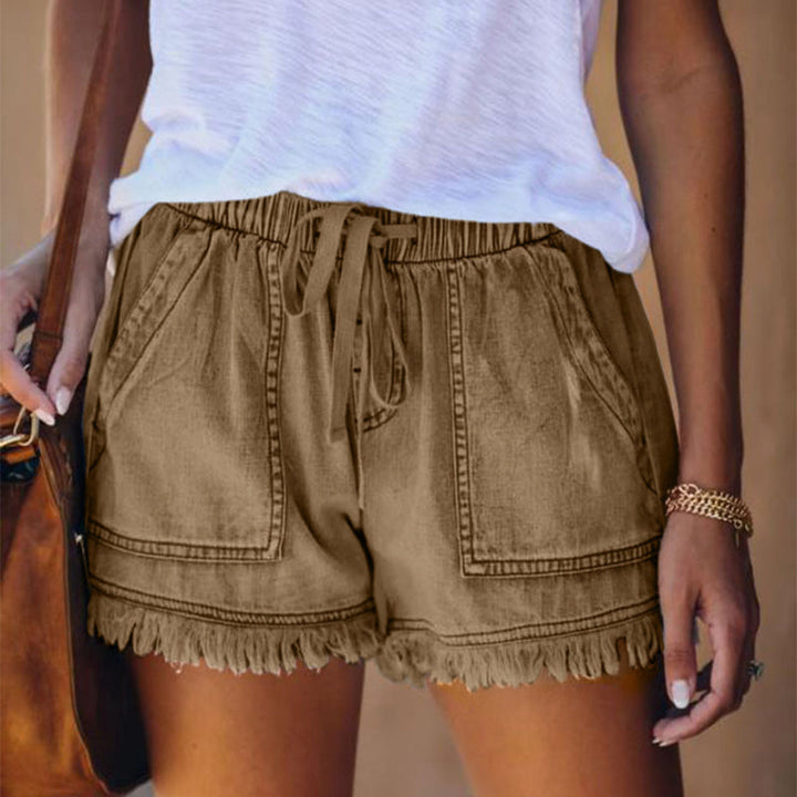 Herr denimshorts med elastisk hög midja, dragsko och klassiska fickor. Passar för både avslappnade och aktiva dagar.