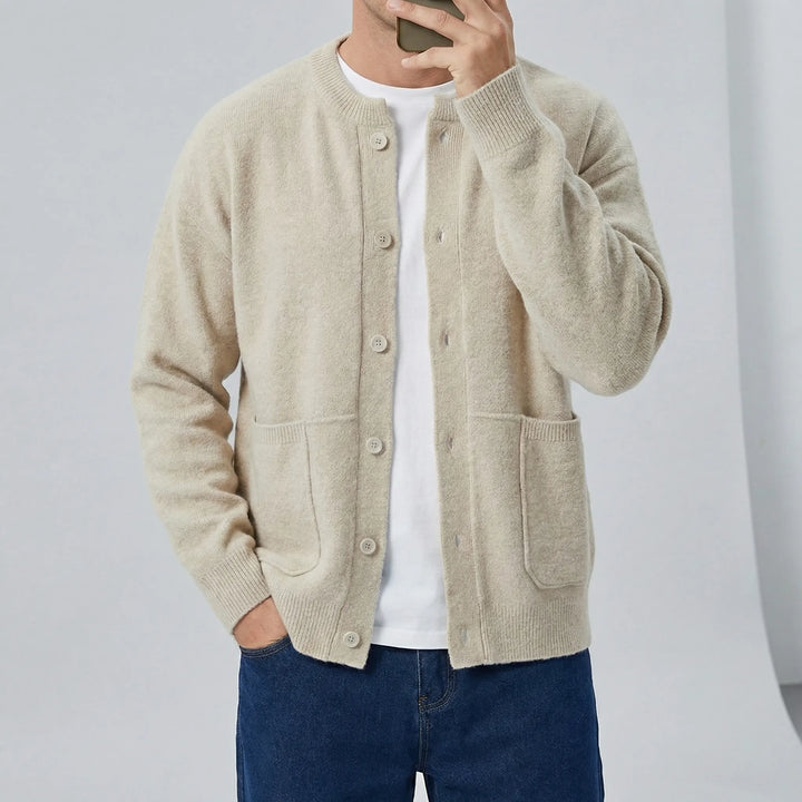 Stilren herr-cardigan i stickat material med knappar. En mångsidig tröja för lager på lager-stil.