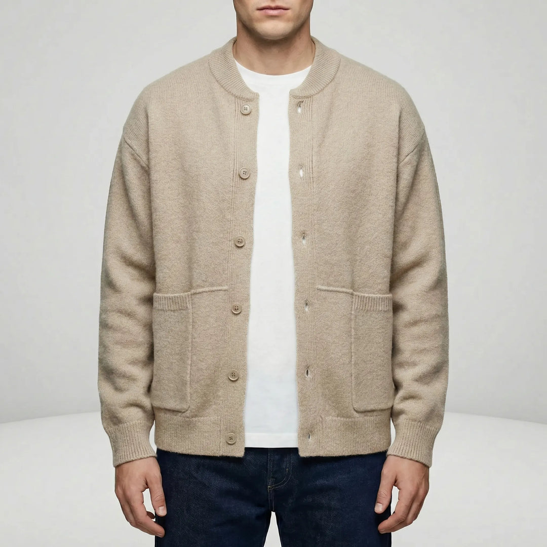 Mjuk och bekväm stickad herr-cardigan Nate. En tidlös tröja med knappar, idealisk för herr-mode.