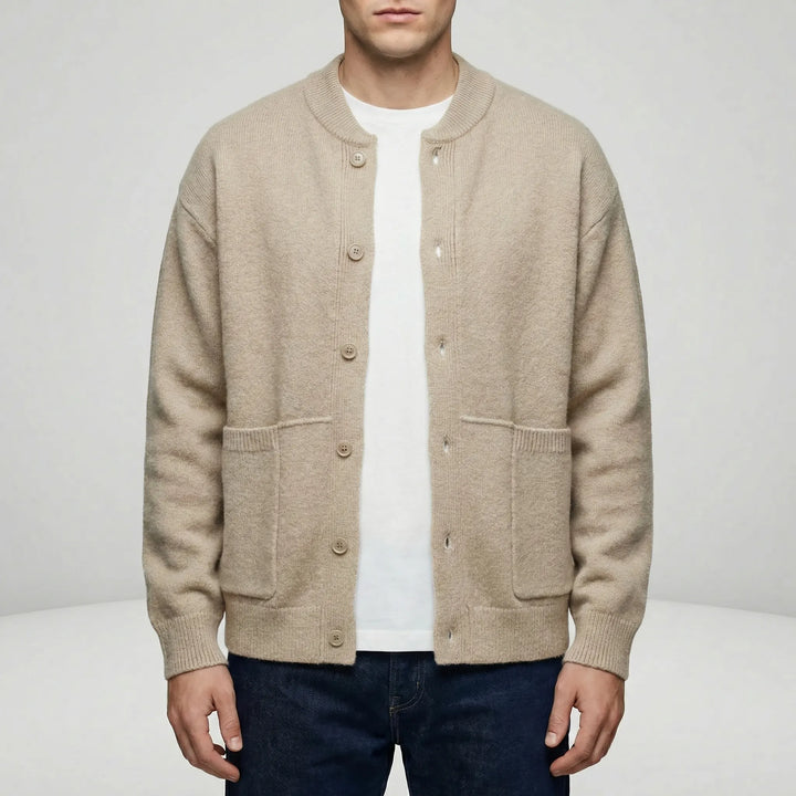 Mjuk och bekväm stickad herr-cardigan Nate. En tidlös tröja med knappar, idealisk för herr-mode.