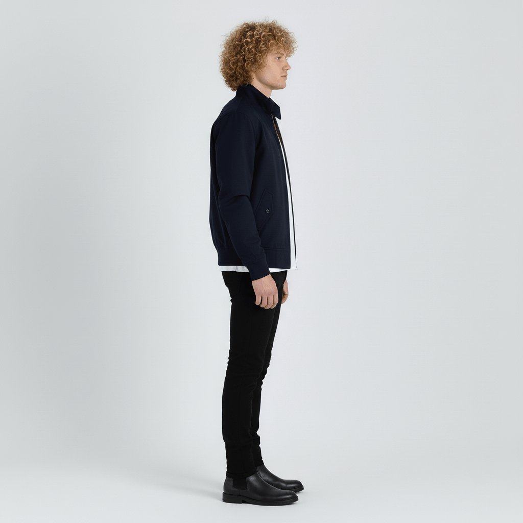 Modell bär Herr Harringtonjacka "Xavier" i figursydd design, perfekt för en elegant look.