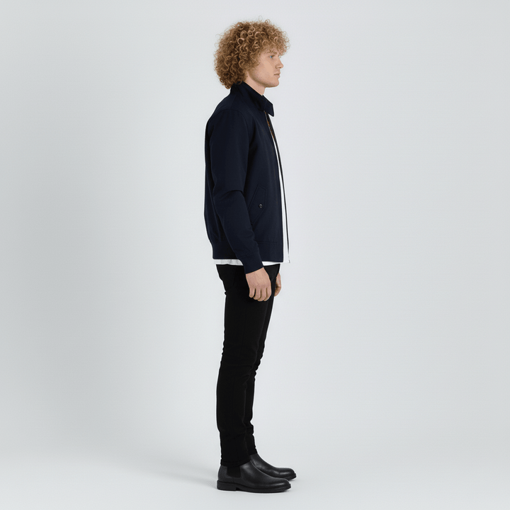 Modell bär Herr Harringtonjacka "Xavier" i figursydd design, perfekt för en elegant look.