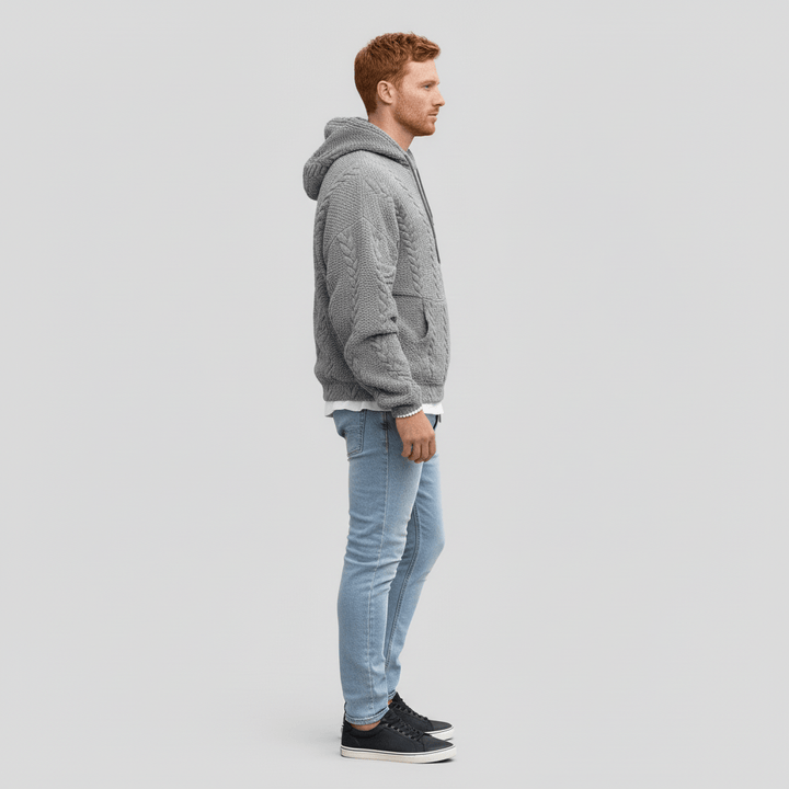 Stilren herr pullover huvtröja med flätstickning, idealisk för casual vardagsmode.
