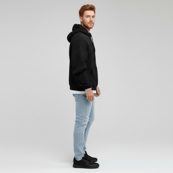 Trendig herr Logan flätstickad tröja för höstmode. En bekväm huvtröja för män.