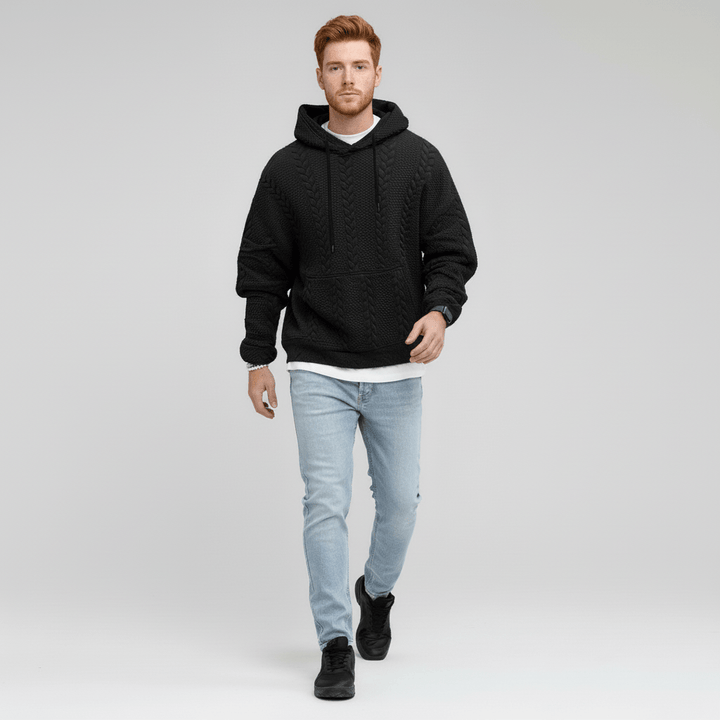 Detaljerad flätstickad herr huvtröja. Mjuk och bekväm pullover för stilmedvetna män.