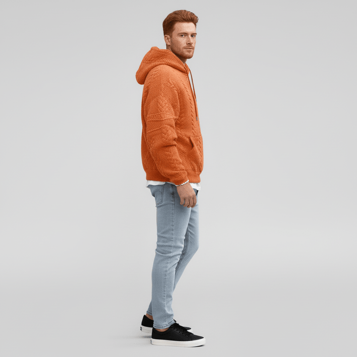 Varm och bekväm herr huvtröja Logan. Perfekt flätstickad pullover för kyliga vardagar.