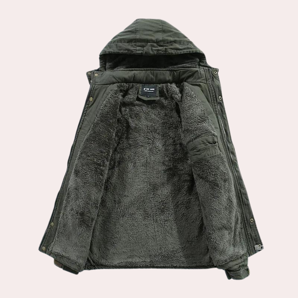 En fodrad herrjacka med huva, varm och bekväm parkas. Optimal för kyligt herr mode.
