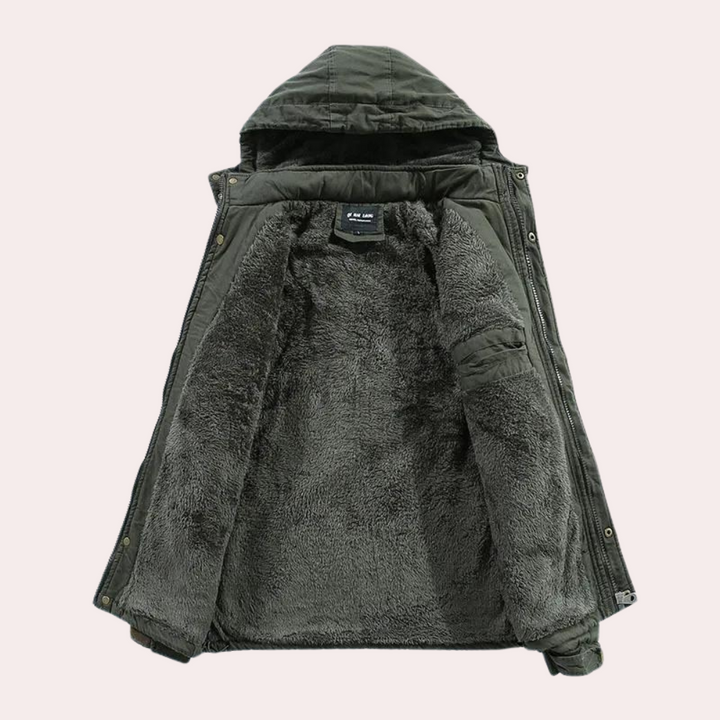 En fodrad herrjacka med huva, varm och bekväm parkas. Optimal för kyligt herr mode.