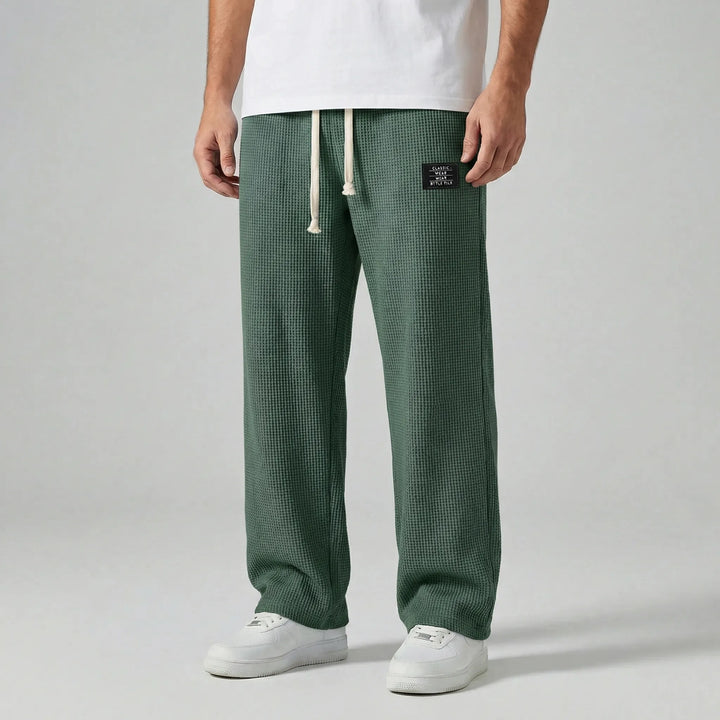 Herrbyxor för fritid: Toby fritidsbyxor i mjuk våffelstruktur med dragsko, för en avslappnad och modern look.