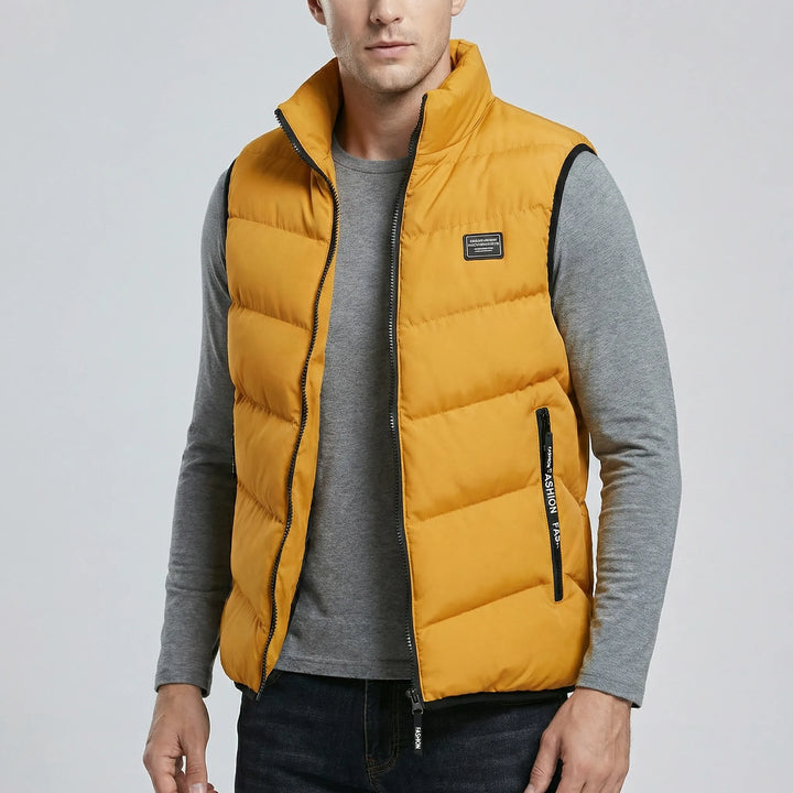 Lättviktig herrväst med dragkedja: Quiltad fritidsväst, idealisk som ytterplagg för en casual stil.