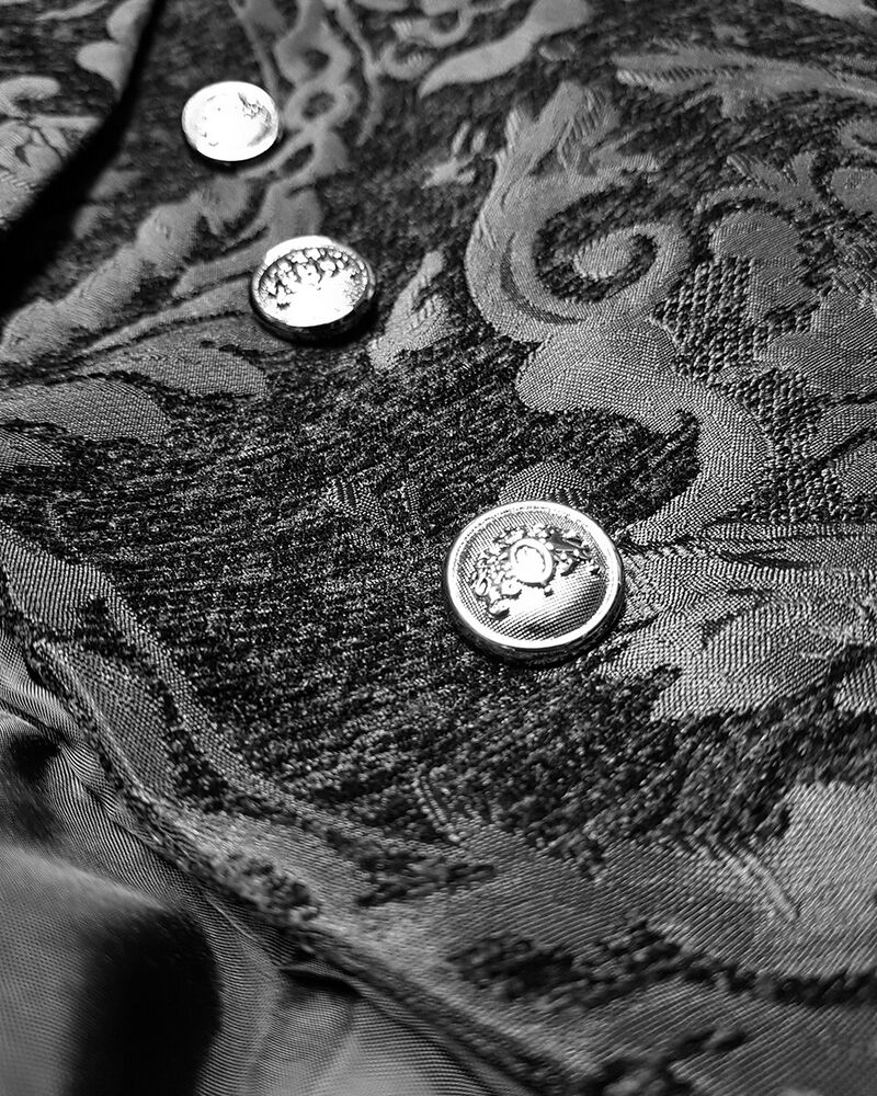Detaljbild på ryggen av en herr gothisk swallowtail kappa i svart tyg.