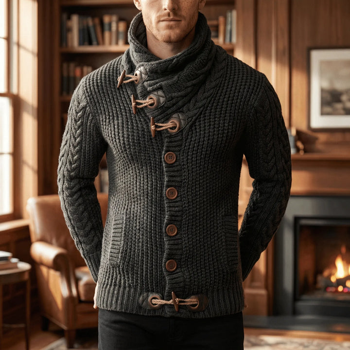 Herr grovstickad cardigan Nicholas med krage och fickor. Perfekt mysig och varm stickad tröja för vintermode.