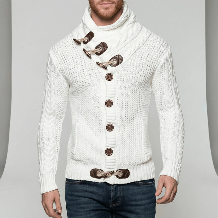 Man bär en grovstickad herr cardigan, modell Nicholas, med krage och fickor. Avslappnad vinterlook.