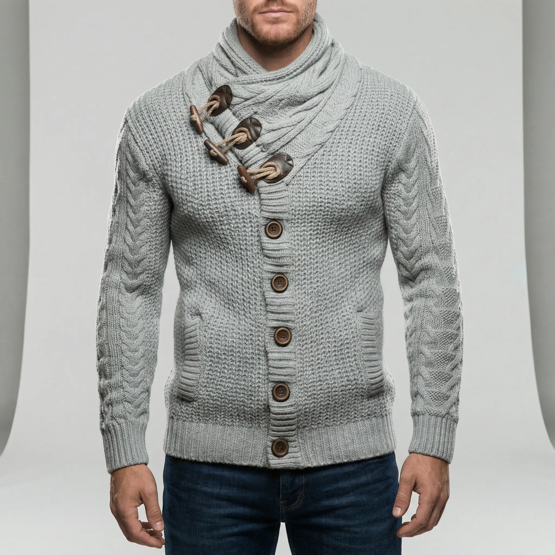 Närbild på den grovstickade texturen hos herr cardigan Nicholas, med detaljer av krage och ficka.
