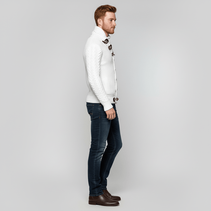 Stilren herr cardigan med krage, grovstickad i marinblått, för modern herrmode.