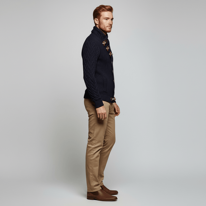 Varm grovstickad herr cardigan i klassisk beige, perfekt över en skjorta.