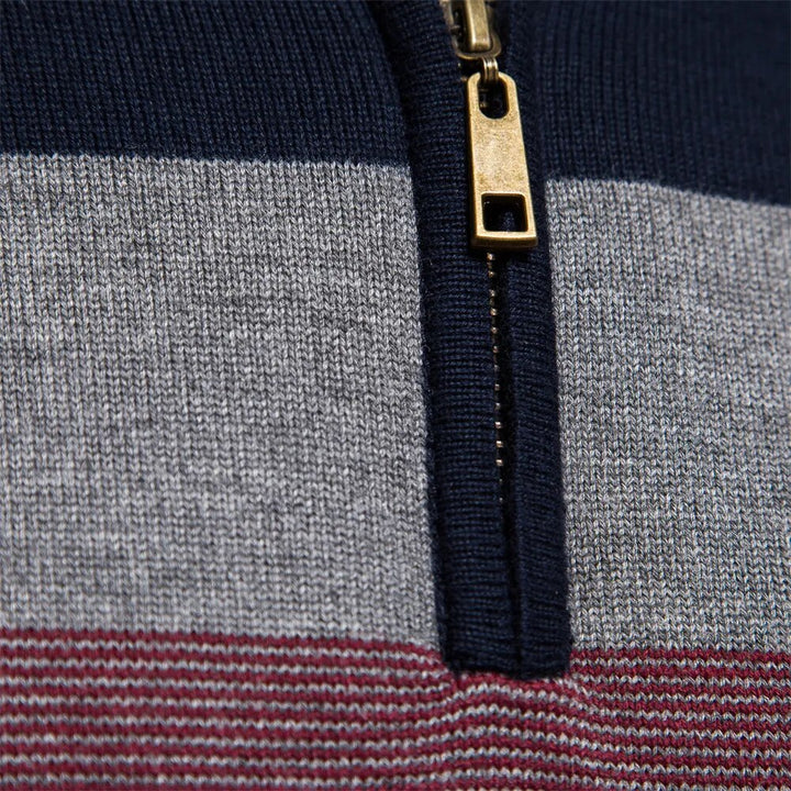Stilsäker herrtröja med halvzip och randigt mönster. Klassisk långärmad stickad pullover för alla tillfällen.