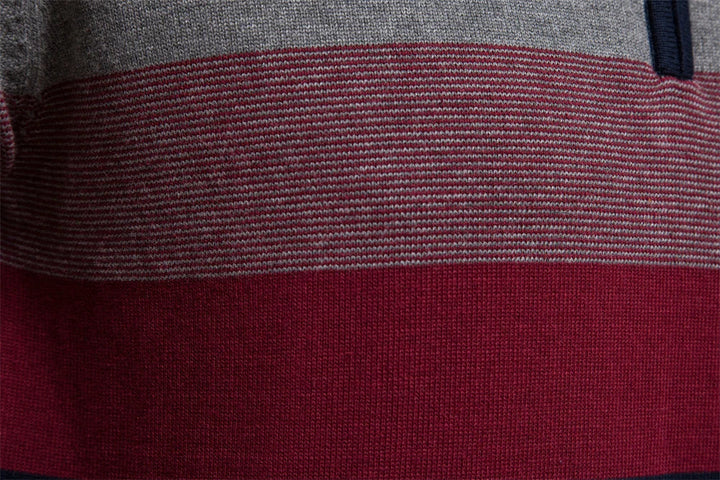 Elegant randig halvzip-pullover för herrar. Långärmad, bekväm vardagströja, perfekt för smart casual stil.