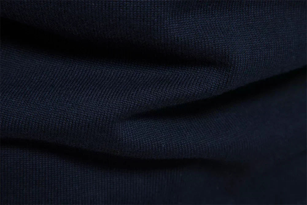 Varm randig herrtröja med halvzip. Långärmad stickad pullover i tidlös design, perfekt för kalla dagar.