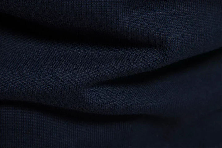 Varm randig herrtröja med halvzip. Långärmad stickad pullover i tidlös design, perfekt för kalla dagar.