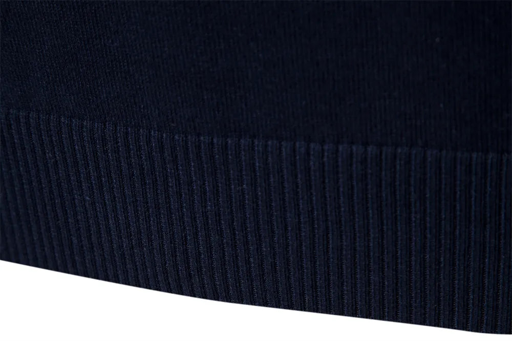 Klassisk randig halvzip-tröja Toby. Långärmad herr-pullover med dragkedja i halsen, perfekt för lager på lager.