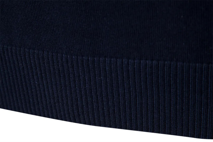 Klassisk randig halvzip-tröja Toby. Långärmad herr-pullover med dragkedja i halsen, perfekt för lager på lager.