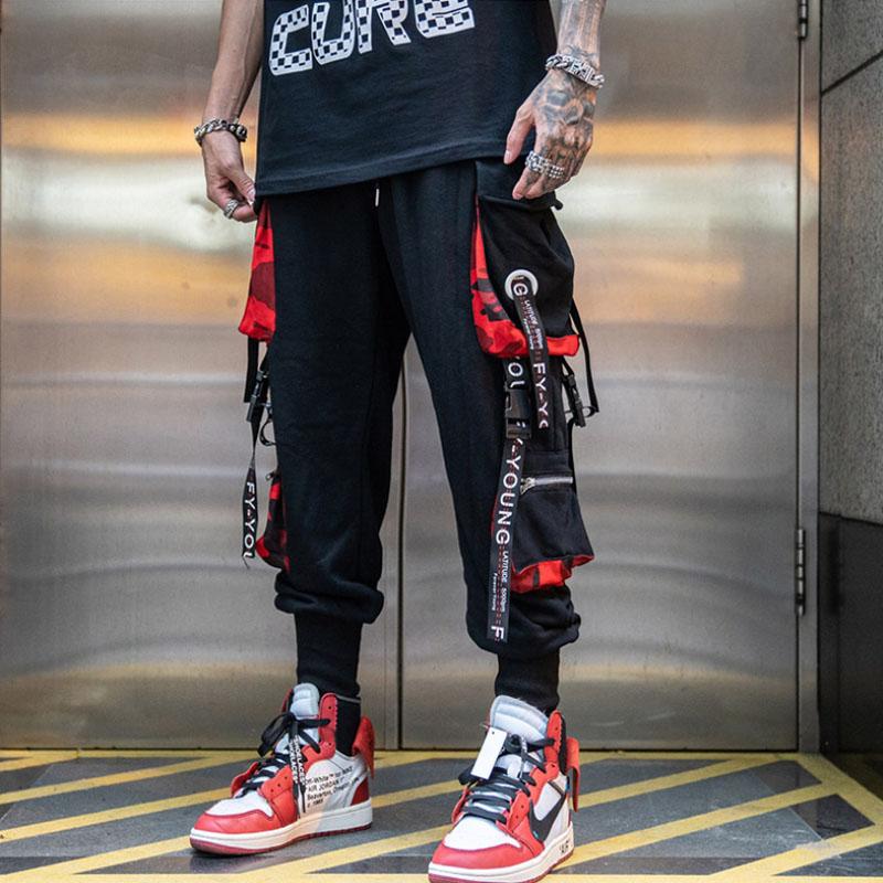 "Herr hiphop spårbyxor i lös passform med multifickdesign, tillverkade i grått bomullstyg för komfort och stil."