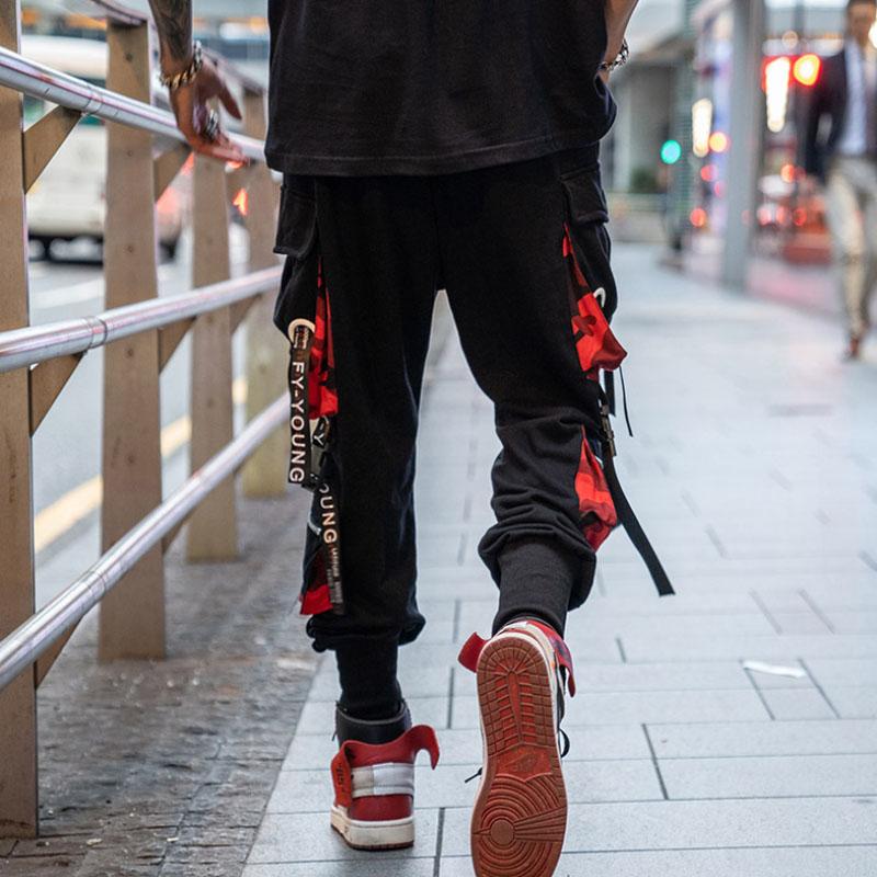 "Herr hiphop spårbyxor i lös passform med multifickdesign, tillverkade i grått bomullstyg för komfort och stil."
