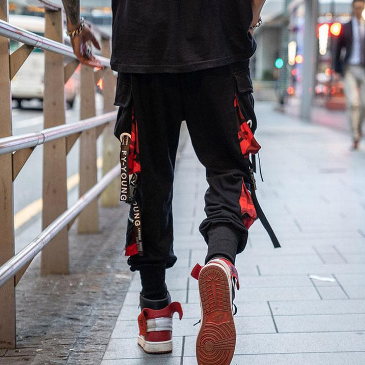 "Herr hiphop spårbyxor i lös passform med multifickdesign, tillverkade i grått bomullstyg för komfort och stil."