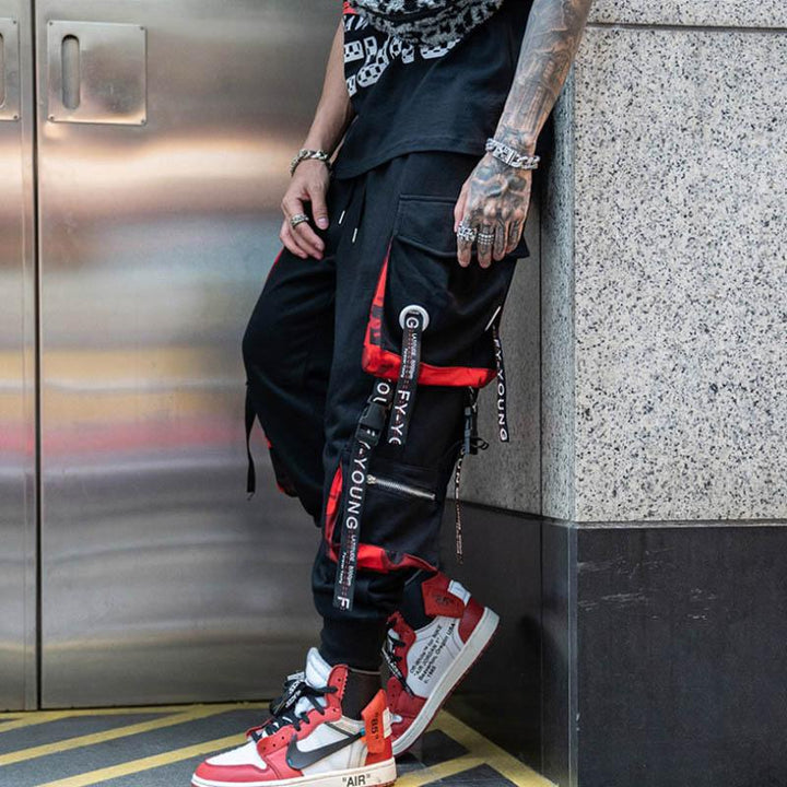 "Herr hiphop spårbyxor i lös passform med multifickdesign, tillverkade i grått bomullstyg för komfort och stil."
