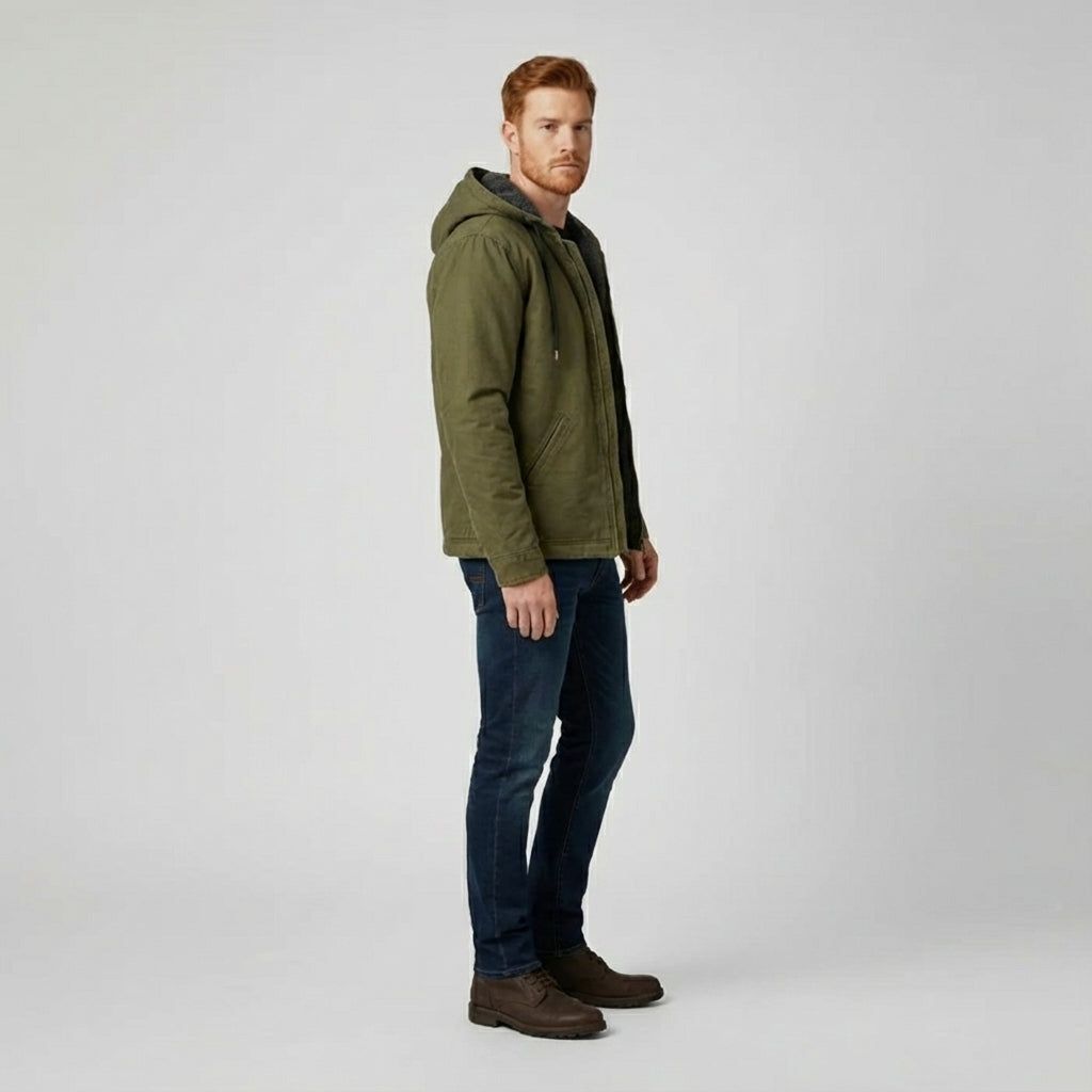 Herrjacka med full dragkedja och mjuk huva, optimal för lager-på-lager och sportiga outfits.