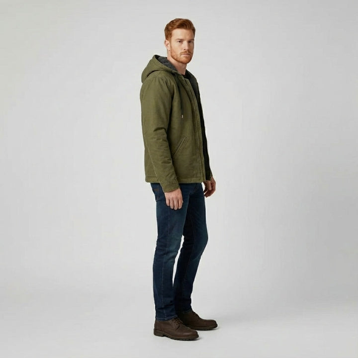 Herrjacka med full dragkedja och mjuk huva, optimal för lager-på-lager och sportiga outfits.