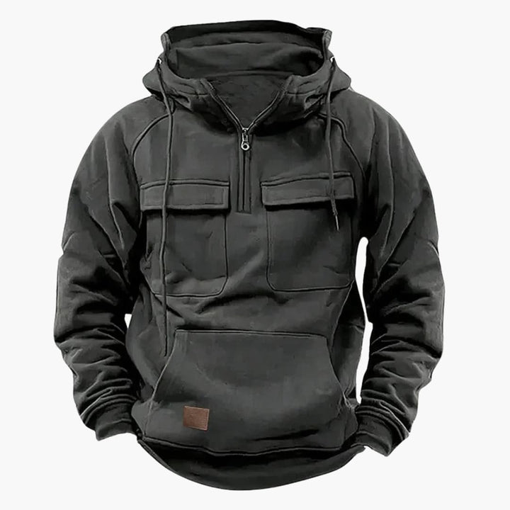Stickad herr hoodie med halvdragkedja och bröstfickor. Casual tröja för komfortabelt vardagsmode.