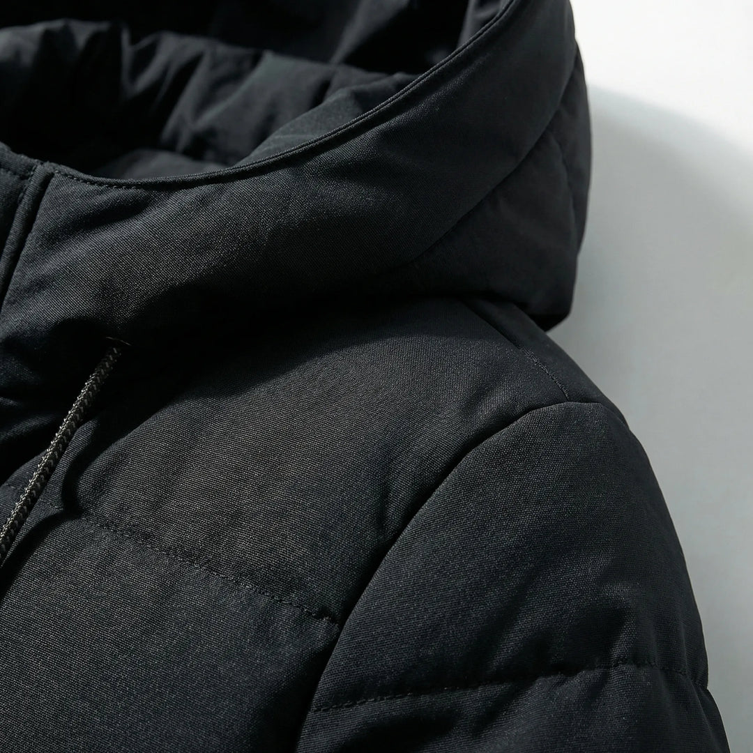 Stilren herrparkas med isolering och huva, ett tåligt ytterplagg för kalla dagar och vinter.