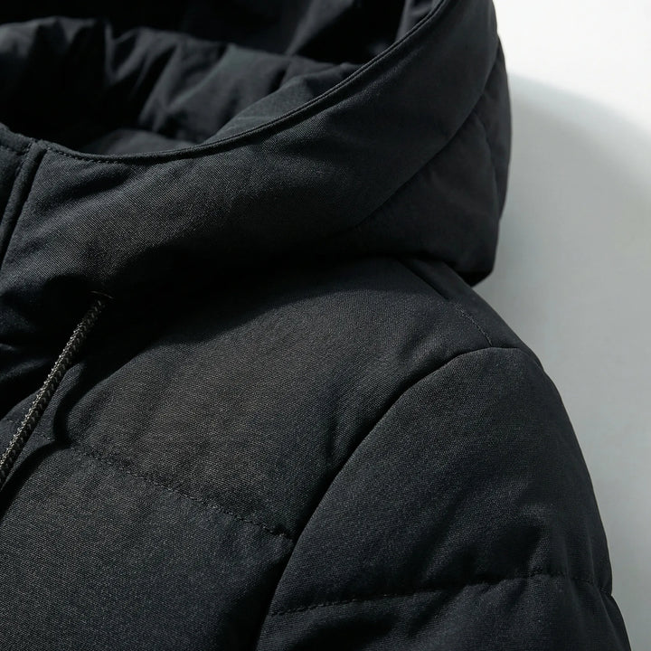 Stilren herrparkas med isolering och huva, ett tåligt ytterplagg för kalla dagar och vinter.