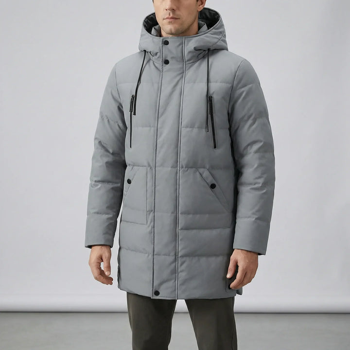Herr isolerad parkas, en varm vinterjacka med huva som ger gott skydd mot kyla och vind.