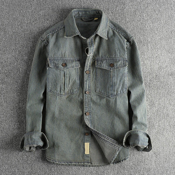 Detaljbild på vintage herrskjorta i jeans, randigt mönster i blått och grönt, textur.