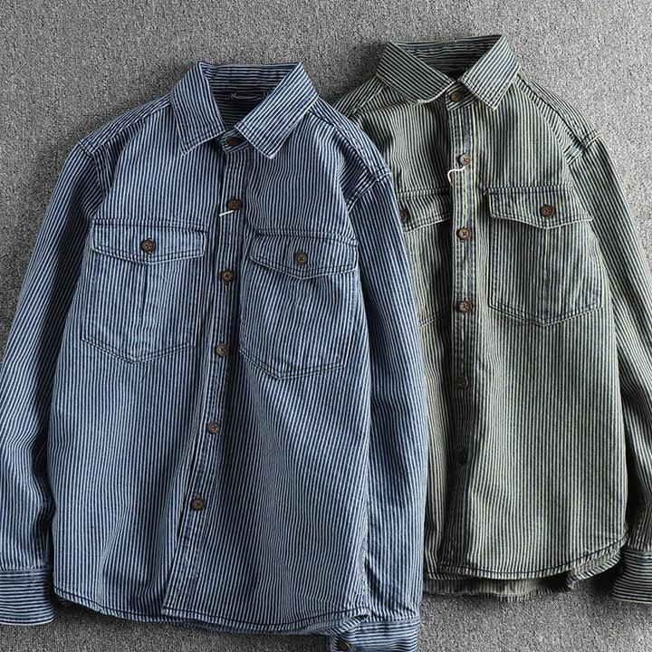 Snygg herrskjorta i jeans med randigt mönster, avslappnad passform, långa ärmar, vintage stil.