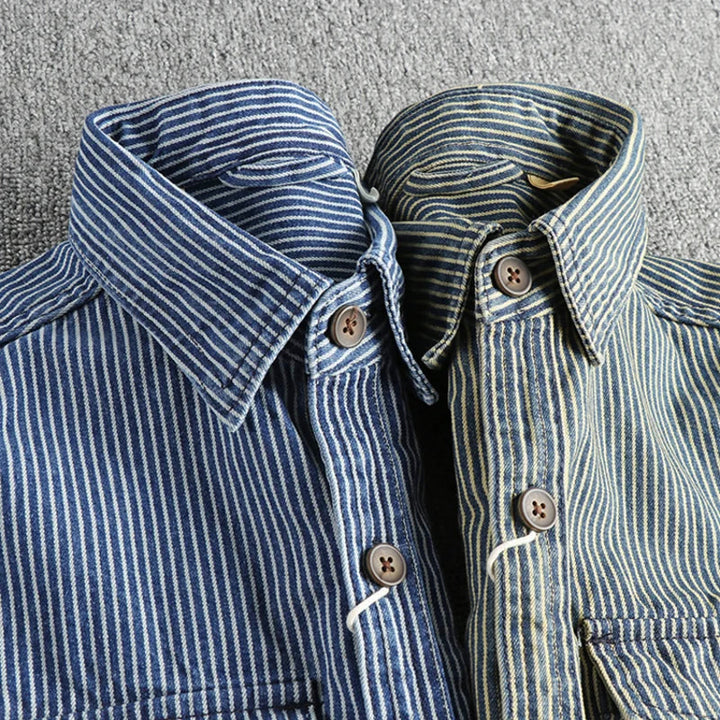 Frontvy av randig jeansskjorta för män, blå och grön, i vintage design, passar som casual skjorta.