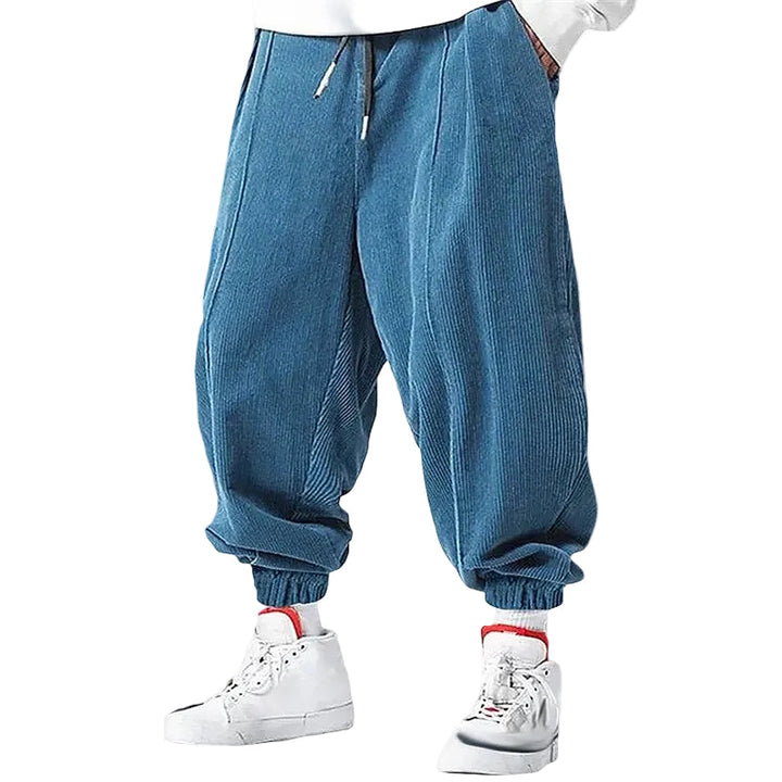 Herr joggingbyxor med elastiska muddar i mörkgrått, bekväma för sport och vardag.