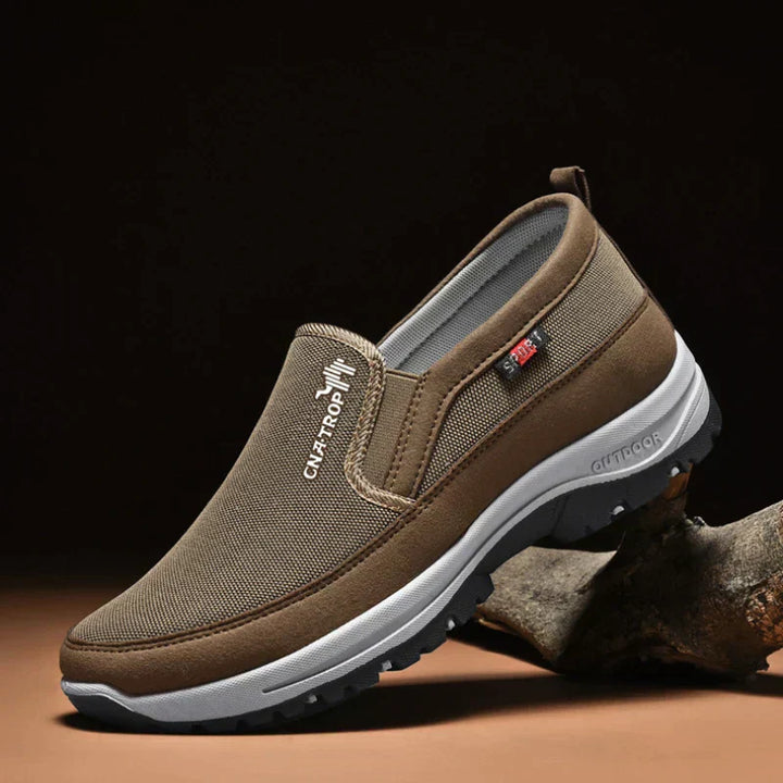 Halkfria promenadskor John för herr, slip-ons designade för maximalt fotstöd och säkerhet.