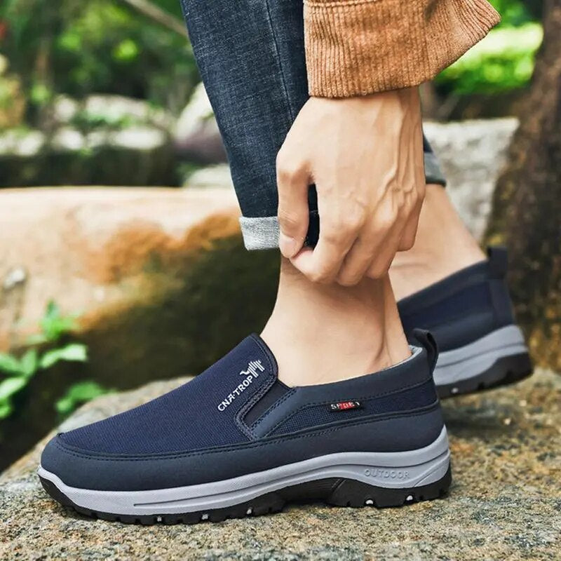 Svarta slip-ons för herr "John", lätta promenadskor med andningsbart material för fotstöd.