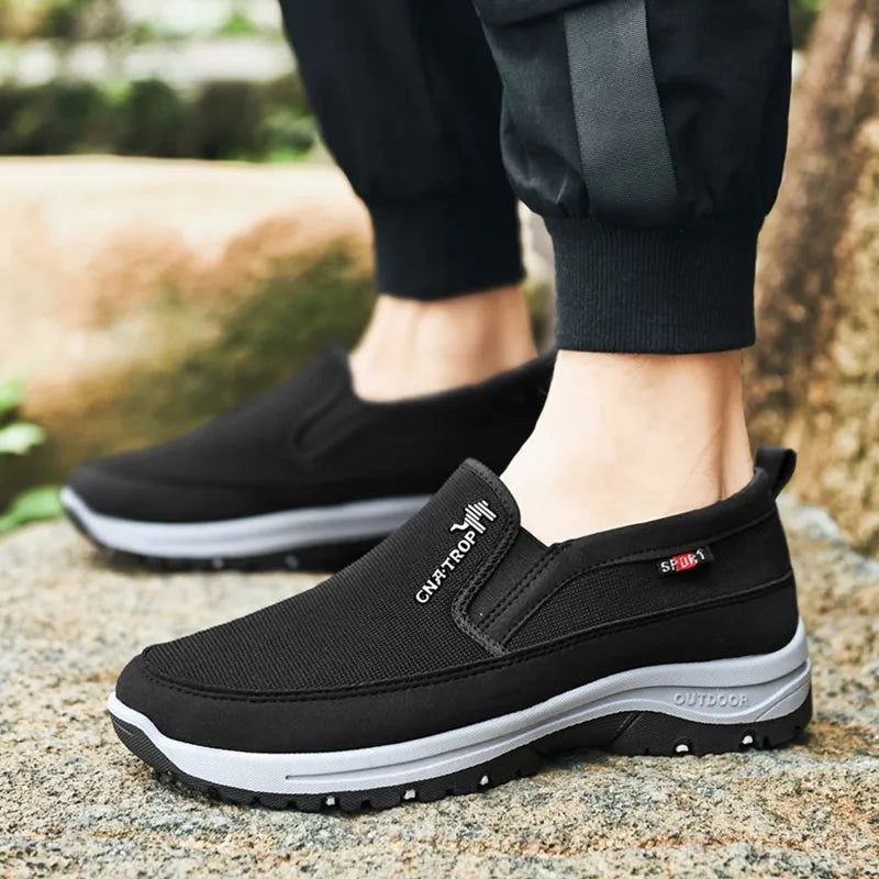 Promenadskor herr John, svarta slip-ons med dämpning och fotstöd för långa promenader.