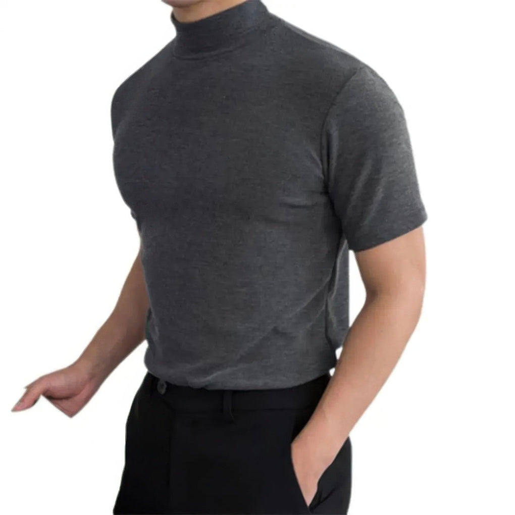 Modern herr polotröja i kortärmad design, tillverkad i andningsbar twill för en stilren sommarlook.