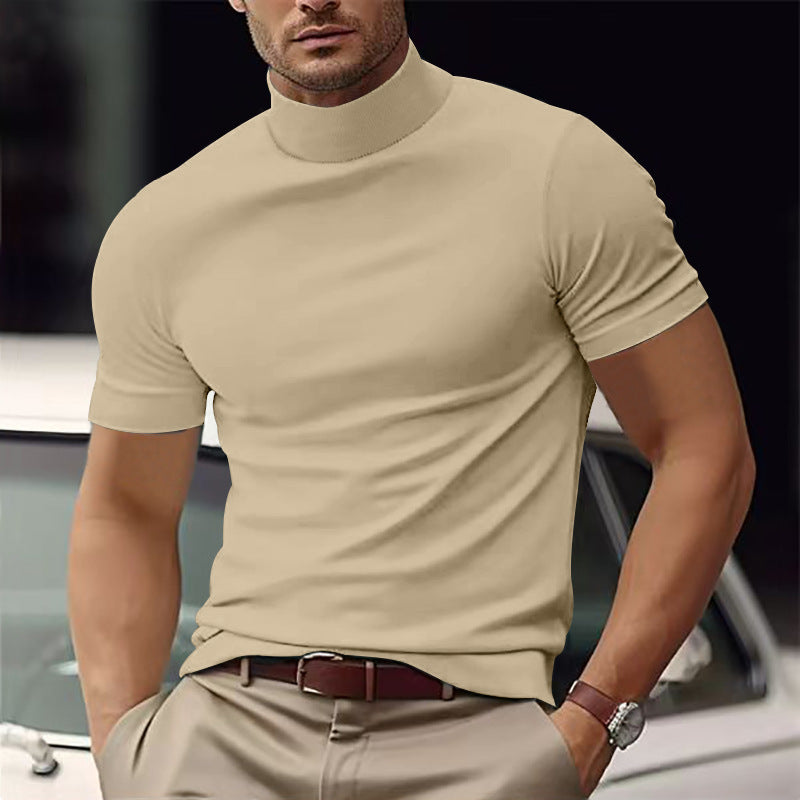 Herrtopp med kort ärm och polokrage. Elegant herrkläder som skapar en sofistikerad casual look.