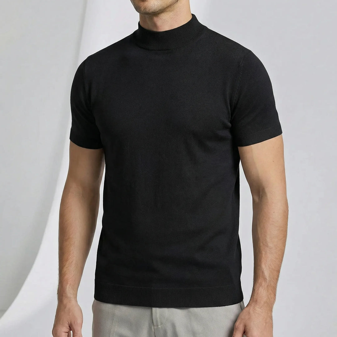 Modell bär Liam, en kortärmad polotröja för herr. Ger en skarp och modern vardagsstil.