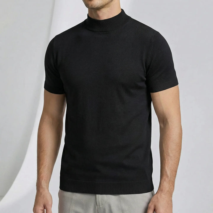 Modell bär Liam, en kortärmad polotröja för herr. Ger en skarp och modern vardagsstil.