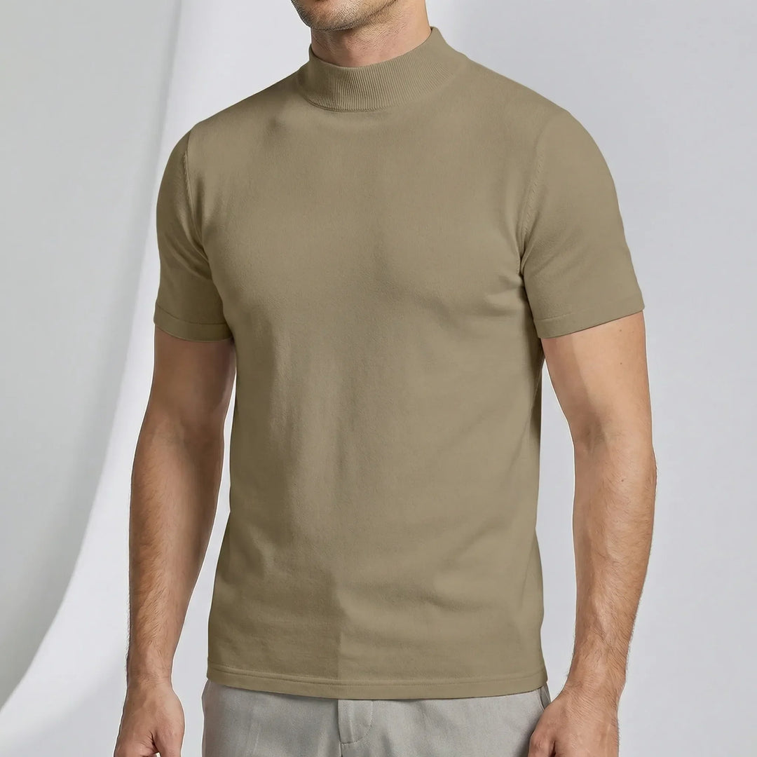 Herrtopp Liam med distinkt polokrage. Den kortärmade designen är perfekt för sommar och vardagsmode.