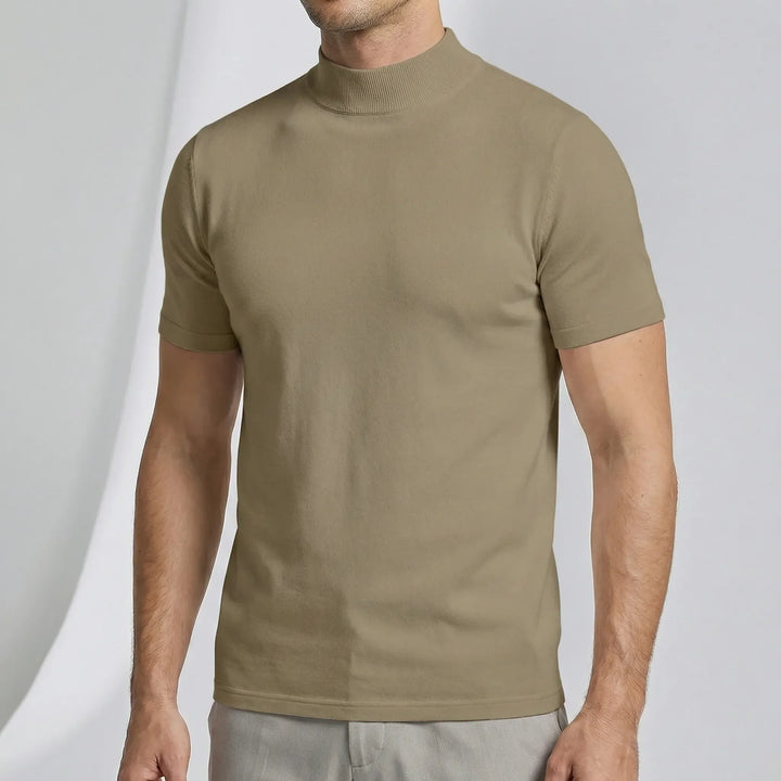Herrtopp Liam med distinkt polokrage. Den kortärmade designen är perfekt för sommar och vardagsmode.
